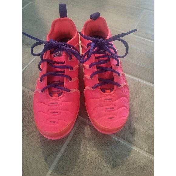 Nike Air Vapormax Plus Bright Crimson Size 6 Neon Running Athletic Sneaker‎ - Picture 2 of 8